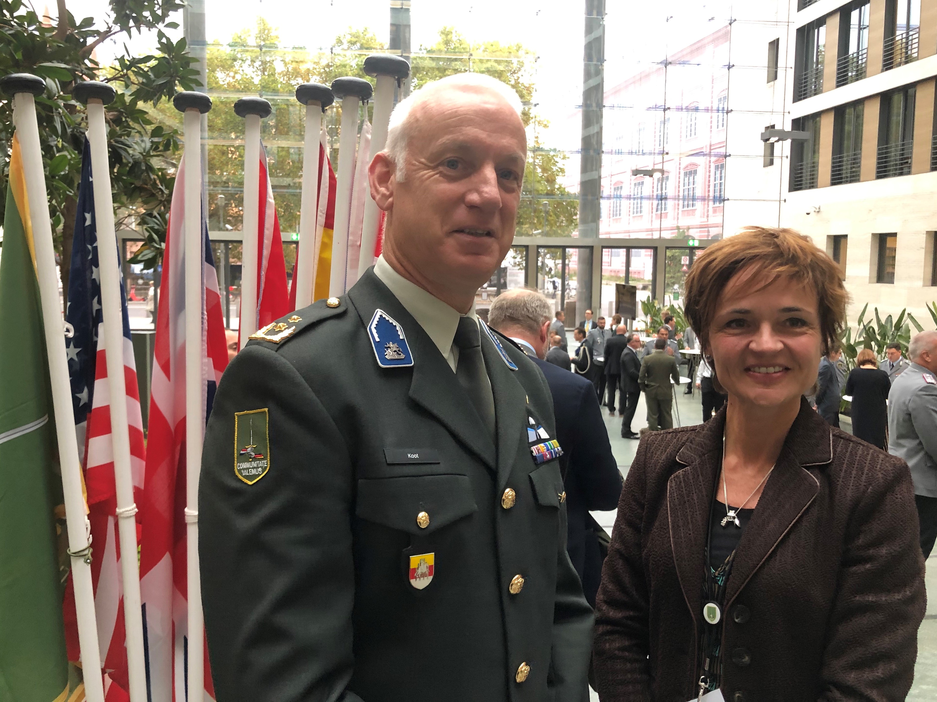 Generaal-Majoor Koot, plaatsvervangend commandant 1GNC, samen met wethouder Linda van Dort bij het Auswärtiges Amt (ministerie van Buitenlandse Zaken) in Berlijn.
